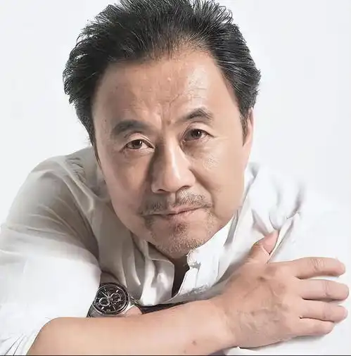 原来他已去世一年,曾经的大佐专业户,因演的太像被误认成真
