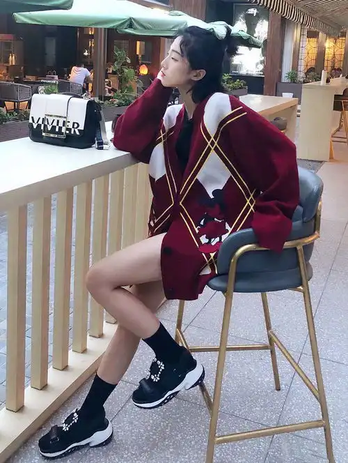 宋茜开始穿毛衣了浅紫色开衫上身,真的是不怕热
