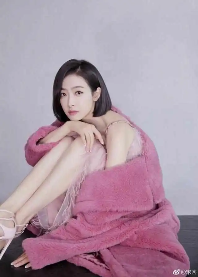 被人间芭比lisa美哭了原来换个发色可以让颜值高一倍
