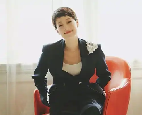 许志安顶压力连续支持老婆演唱会,郑秀文自拍示爱成下一个马伊琍
