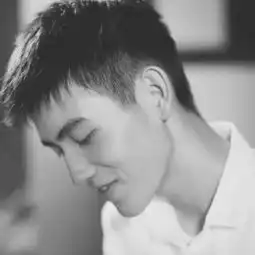 qq头像颓废男生无字黑白喜闻乐见的生活
