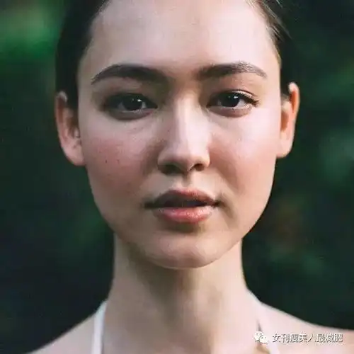 21岁成为chanel的御用红人,却因素颜太美总被网友要求卸妆
