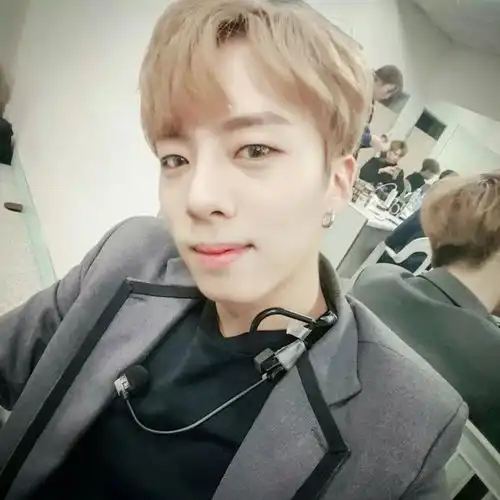 yg出身的男idol毫无预警宣布结婚对方竟还是女团成员两人婚纱照遭曝光......
