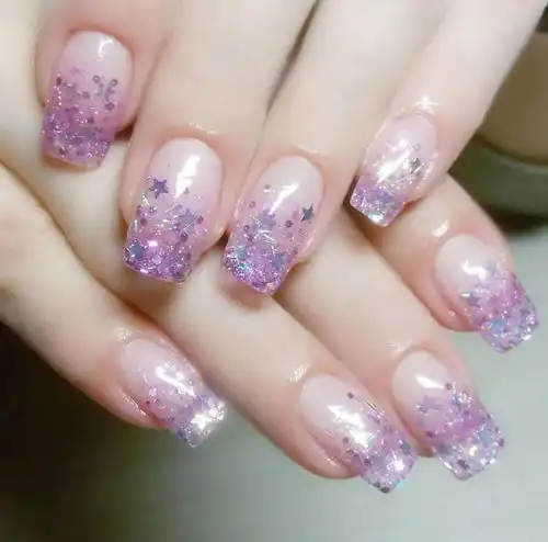 今年大热的紫色系,美甲怎能错过

