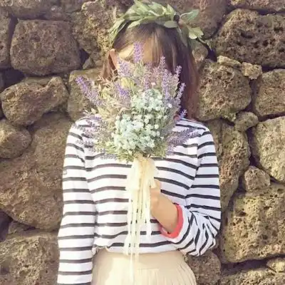 捧花情侣头像手里拿花的女生头像高清系列
