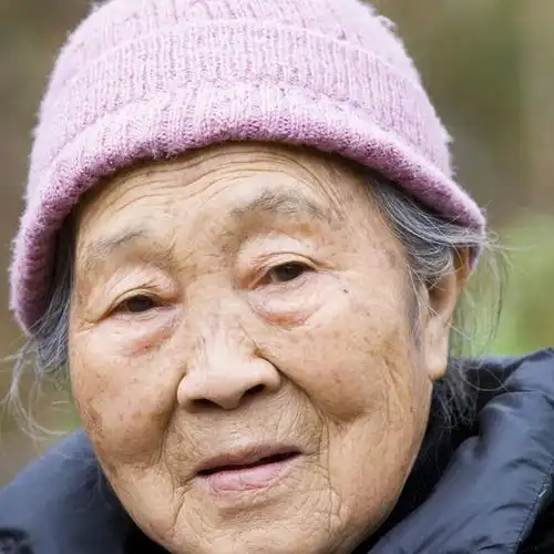 60岁阿姨坦言家有长寿老人,是我退休后噩梦的开始,太累了
