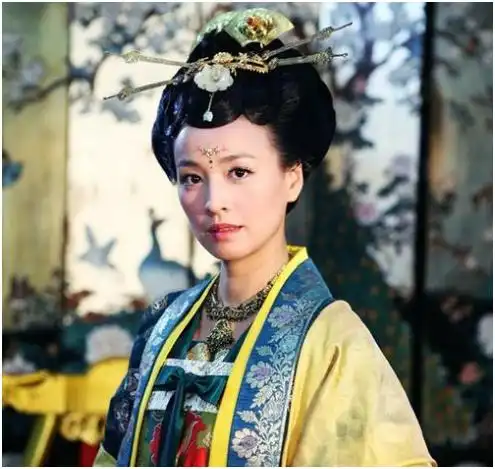 张庭才是真正的冻龄女神,50岁颜值身材超少女,豪宅暴露身价
