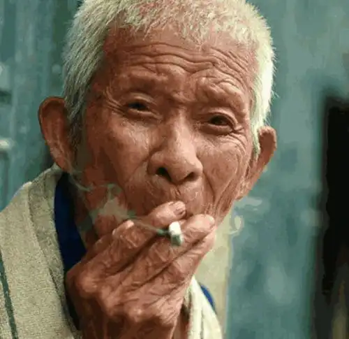 一位老人抽烟喝酒也不运动,如今104岁,是怎么做到的
