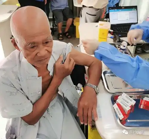 点赞福清这个镇全力服务60岁以上老人接种疫苗
