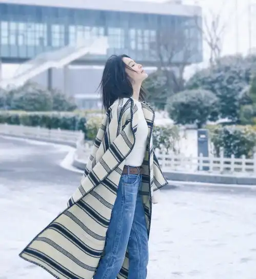 5月李沁带你体验春末初夏,碎花连衣裙手握野花边跑边笑,治愈系仙女
