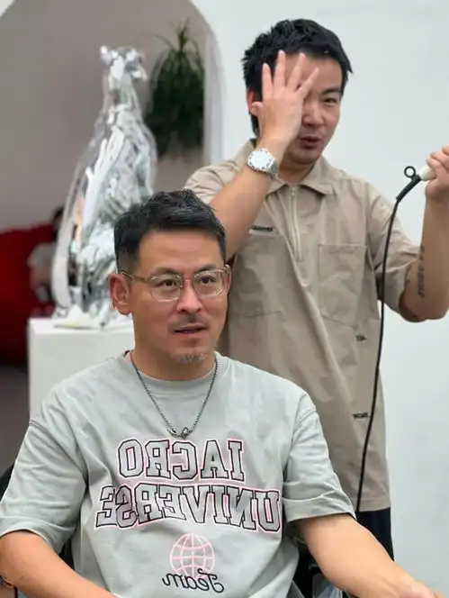 头发稀疏发际线高的50岁男人,发型记住3要3不要,帅气有型
