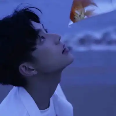 蓝色系欧美风头像男真人