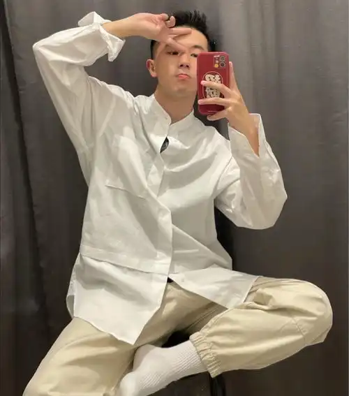 爱自拍喜欢穿白袜子的英俊小哥哥,网友这样的男生给我来一枚