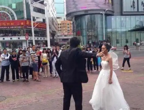 前女友结婚当天,我不顾面子的去找她,她却发来短信这样打发我
