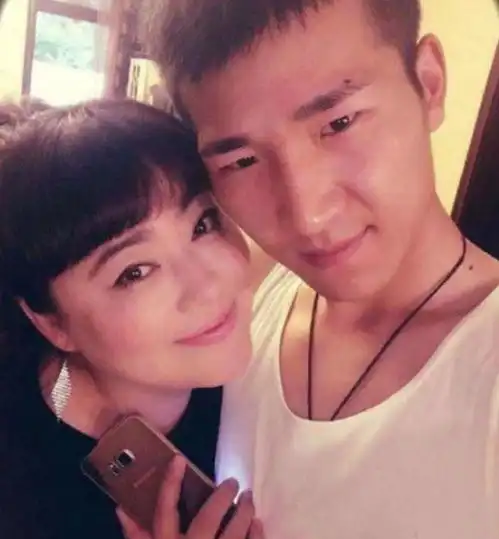 50岁李菁菁与小21岁老公高调秀甜蜜,3任老公都是小鲜肉
