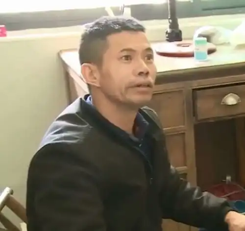 50岁男子出轨25岁小三,原配遭小三挑衅恼怒,男子她给我钱花
