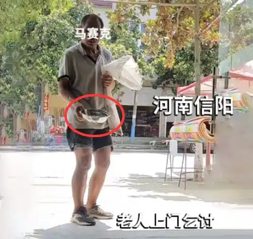 河南一老人上门乞讨,残疾女老板蹲着给钱,都觉得对方更可怜

