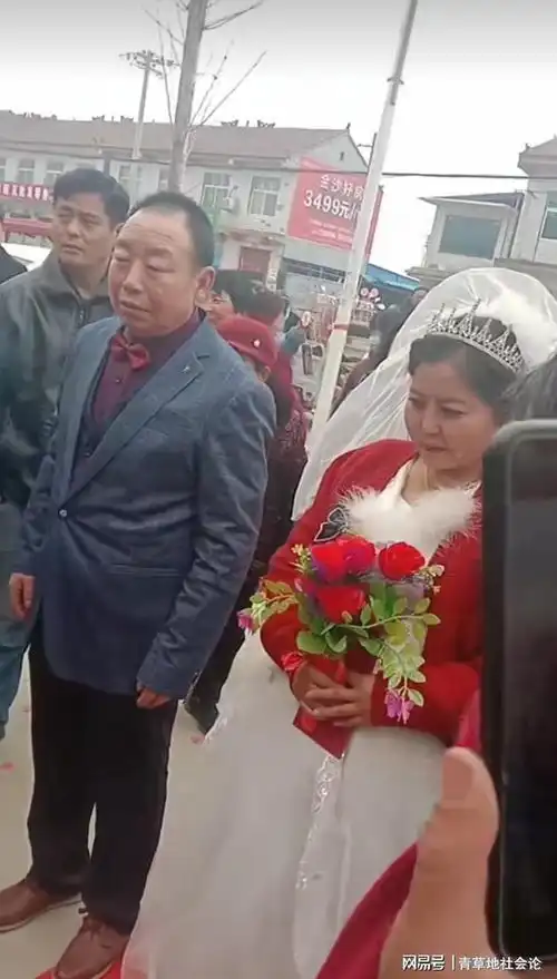 河南60岁老人娶50岁新娘,旁人当成笑话看,新娘被吓得不敢下婚车
