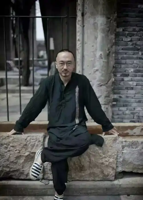 这位70后大叔有点酷,发明立体水墨,书法成网络焦点,如今还玩起了脱口秀
