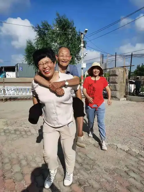 乳山市政府一线动态乳山寨镇专车接送老人打疫苗
