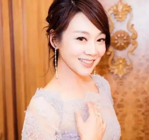 50岁闫妮身材似少女,身上没有一丝赘肉,颜值重回巅峰
