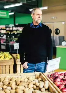 趣闻哈佛毕业老人开超市专卖过期食品,门外却排起了长队
