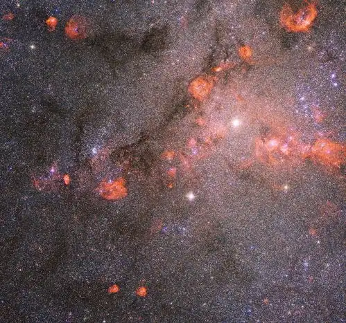 走进恒星锻造厂哈勃深入三角座星系恒星形成的中心地带

