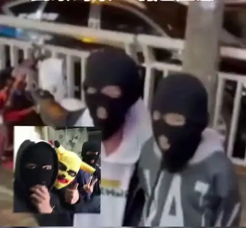 气质拿捏2小男孩戴黑色头套遛街,警察蜀黍引起注意
