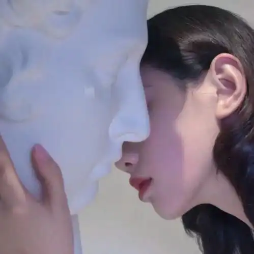 微颓真人女生头像很奇怪,爱我的人只能爱到一半
