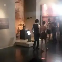 郎朗携娇妻被偶遇两人手牵手逛博物馆很甜蜜
