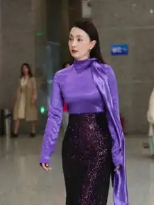 40加的辣妈陶虹形象在线,佩戴珠宝首饰展示气质美,优雅又迷人
