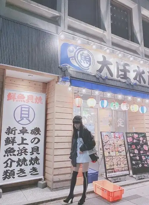吴宣仪晒国外旅游照,穿短裤配长筒靴,说她是腿精我都信
