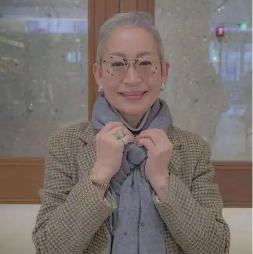 女人要体面活68岁姥姥口红只用豆沙色,白衬衫必须搭珍珠项链
