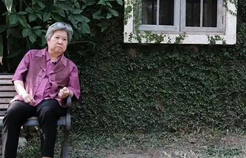 奶奶过年给压岁钱,给孙子1000,给孙女50,儿媳当场怒了
