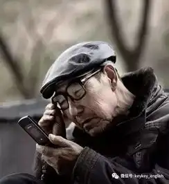 今天一老人去修手机,年轻女店员打开一看,竟发现里面
