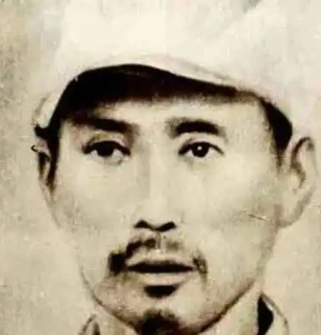 杨子荣28岁从军,29岁一人劝降400土匪,30岁活抓座山雕后牺牲
