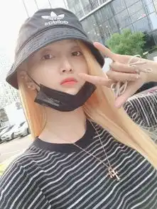 火箭少女吴宣仪穿格子t恤,玩起下衣失踪,漫画腿实力抢镜
