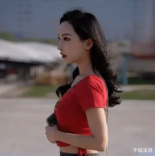 街拍身穿红色短打的小姐姐,高腰牛仔裤打造腿精少女,气质迷人
