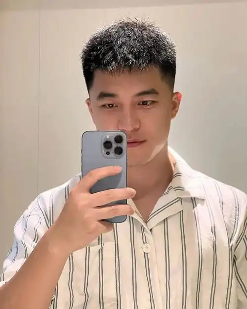建议穿白衬衫的男生,剪这3款帅气发型,阳光青春有气质
