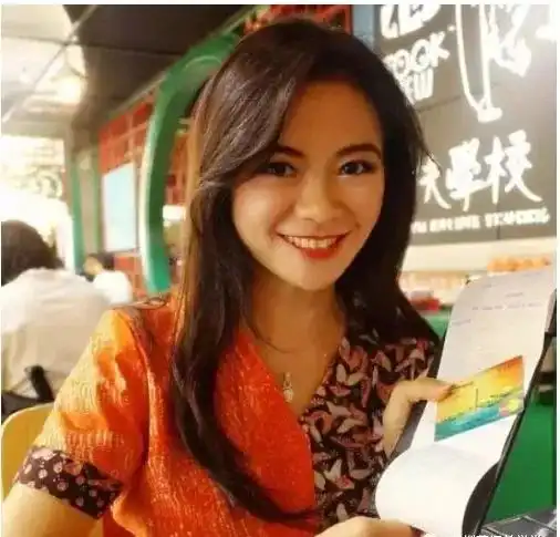 你女朋友好漂亮谢谢,这是我妈
