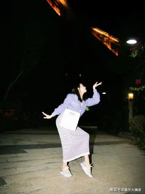 宋茜晒夏夜街拍,一身新造型温柔动人,画风突变后毫无偶像包袱
