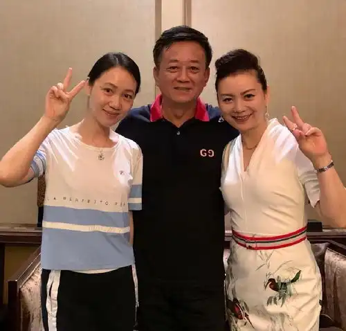 朱军藏了30年的老婆原来是她52岁长相明艳,气质比董卿还要好
