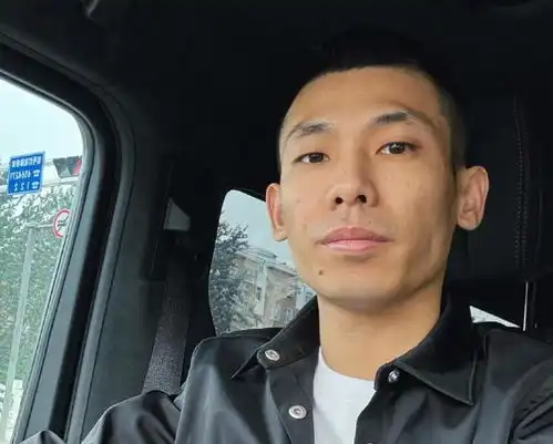 旭旭宝宝也在哭穷,拖鞋穿了十几年,电竞椅坐到脱皮
