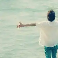 微信头像背影男生悠闲
