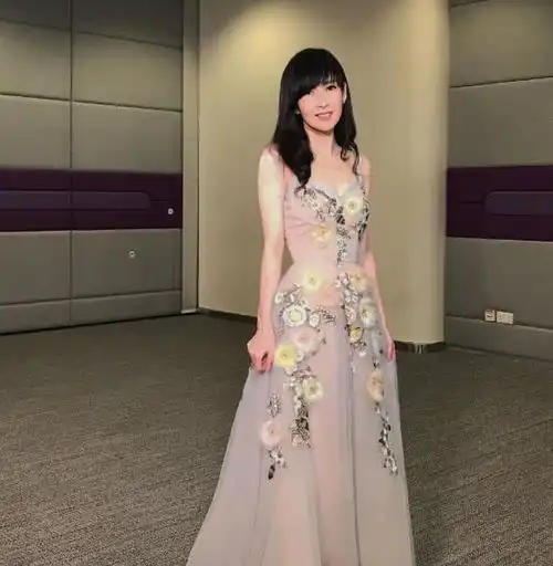 同是不老女神,一个像网红一个似少女,网友整容惹的祸
