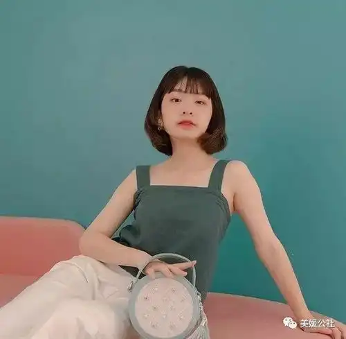 50多张穿搭模板,这个小个子姑娘每张照片都想用来当头像
