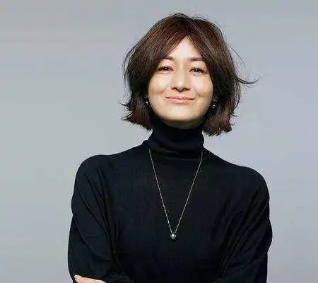 年过五十岁的女人,学习这位50博主的穿搭,知性优雅又时髦
