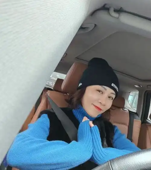 建议老年女人尽量多穿这3颜色,显年轻提气质,从冬天美到春天
