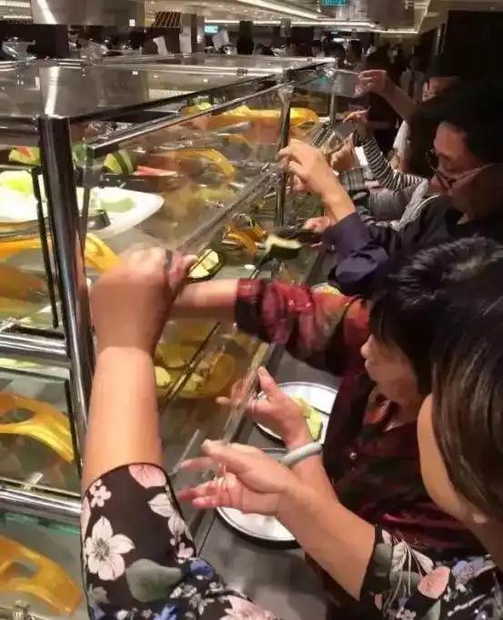 为老不尊安徽滁州一老人试图侵犯女店员,画面让人非常不适
