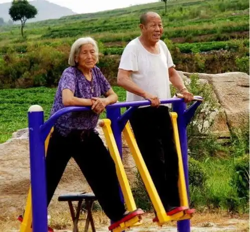 104岁老人,血管年龄仅60岁且不堵,长寿秘诀不是多运动,而是这3件事清血管
